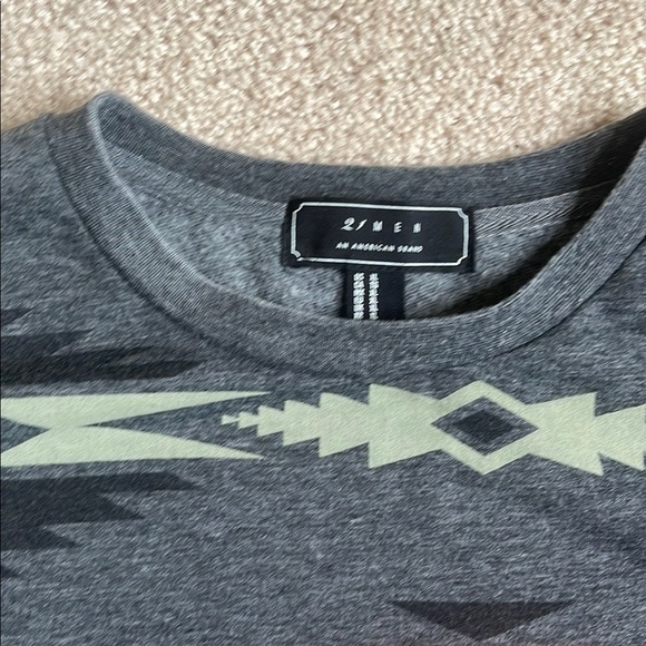 Forever 21 (21 men) Gray and Red Crewneck Sweater with Abstract Pattern - Picture 2 of 3